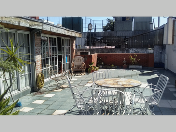 Casa en Venta en Versalles 3 ambientes 131 m2, 2 baños + terraza con quincho con parrilla, más garage y espacio guardacoches – Ruiz de los Llanos 1300