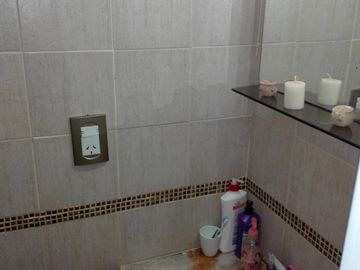 AMPLIO DPTO DE 3 AMB. AL FRENTE CON PATIO Y DOS BAÑOS