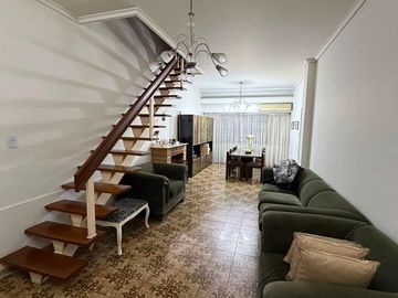 CHALET EN 2 PLANTAS, SOBRE LOTE DE 10 X 20 DE 4 AMBIENTES.