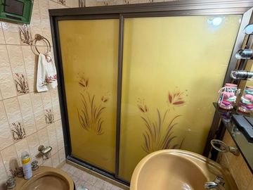 CHALET EN 2 PLANTAS, SOBRE LOTE DE 10 X 20 DE 4 AMBIENTES.