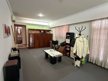CHALET EN 2 PLANTAS, SOBRE LOTE DE 10 X 20 DE 4 AMBIENTES.