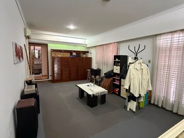 CHALET EN 2 PLANTAS, SOBRE LOTE DE 10 X 20 DE 4 AMBIENTES.