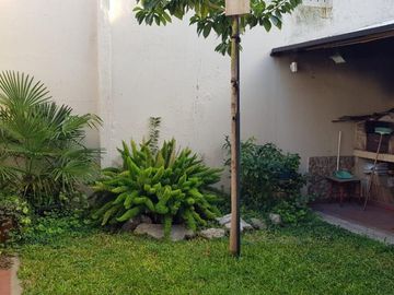 CHALET EN 2 PLANTAS, SOBRE LOTE DE 10 X 20 DE 4 AMBIENTES.