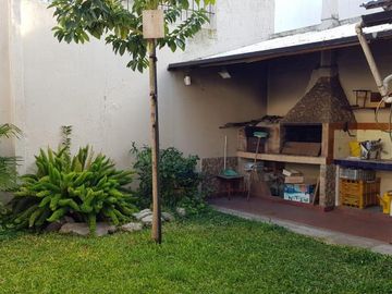 CHALET EN 2 PLANTAS, SOBRE LOTE DE 10 X 20 DE 4 AMBIENTES.
