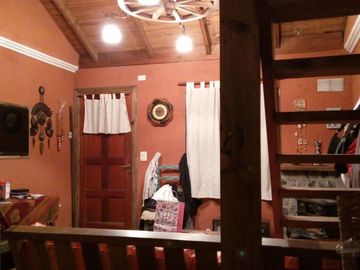 CHALET DOS DORMITORIOS, AMPLIA COCHERA, FONDO LIBRE