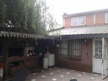 CHALET DOS DORMITORIOS, AMPLIA COCHERA, FONDO LIBRE