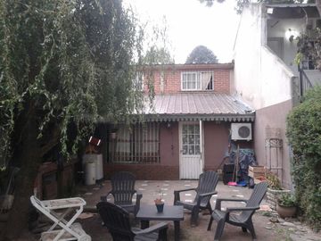 CHALET DOS DORMITORIOS, AMPLIA COCHERA, FONDO LIBRE