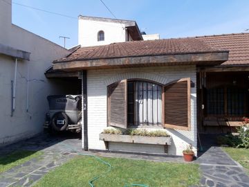 CASA APTA CRÉDITO en VILLA BOCH 2 DORMITORIOS.