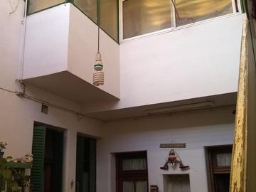 PH , DESARROLLADO EN PLANTA BAJA Y PLANTA ALTA. C/ PATIO, SIN EXPENSAS EXCELENTE UBICACIÓN