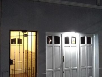 PH , DESARROLLADO EN PLANTA BAJA Y PLANTA ALTA. C/ PATIO, SIN EXPENSAS EXCELENTE UBICACIÓN