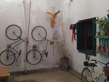PH , DESARROLLADO EN PLANTA BAJA Y PLANTA ALTA. C/ PATIO, SIN EXPENSAS EXCELENTE UBICACIÓN