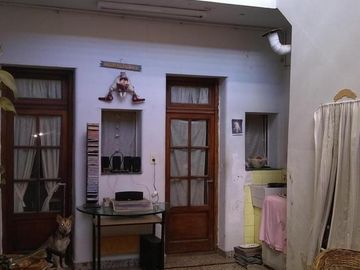 PH , DESARROLLADO EN PLANTA BAJA Y PLANTA ALTA. C/ PATIO, SIN EXPENSAS EXCELENTE UBICACIÓN