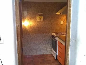 PH , DESARROLLADO EN PLANTA BAJA Y PLANTA ALTA. C/ PATIO, SIN EXPENSAS EXCELENTE UBICACIÓN