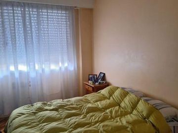 Amplio departamento de 4 ambientes con balcón al frente - Excelenteestado y bajas expensas  -  MONSERRAT
