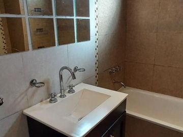 3 AMB. EN VENTA C/COCHERA Y BAULERA DOBLE EN LANUS CTRO. 2 BAÑOS.BALCON AL FTE. APTO CREDITO.