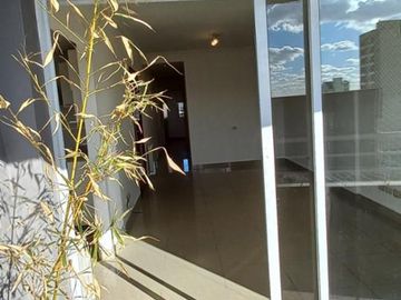 3 AMB. EN VENTA C/COCHERA Y BAULERA DOBLE EN LANUS CTRO. 2 BAÑOS.BALCON AL FTE. APTO CREDITO.