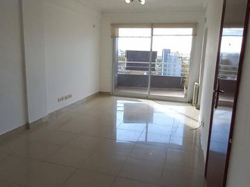 3 AMB. EN VENTA C/COCHERA Y BAULERA DOBLE EN LANUS CTRO. 2 BAÑOS.BALCON AL FTE. APTO CREDITO.