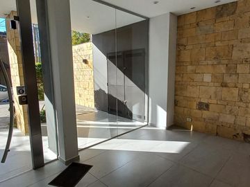 3 AMB. EN VENTA C/COCHERA Y BAULERA DOBLE EN LANUS CTRO. 2 BAÑOS.BALCON AL FTE. APTO CREDITO.