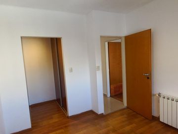 3 AMB. EN VENTA C/COCHERA Y BAULERA DOBLE EN LANUS CTRO. 2 BAÑOS.BALCON AL FTE. APTO CREDITO.