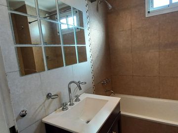 3 AMB. EN VENTA C/COCHERA Y BAULERA DOBLE EN LANUS CTRO. 2 BAÑOS.BALCON AL FTE. APTO CREDITO.