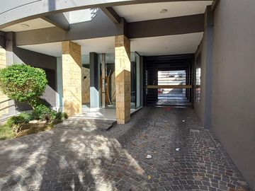 3 AMB. EN VENTA C/COCHERA Y BAULERA DOBLE EN LANUS CTRO. 2 BAÑOS.BALCON AL FTE. APTO CREDITO.