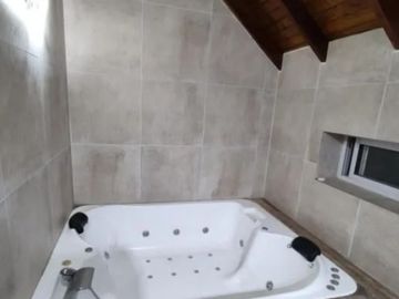 CHALET DE 5 AMBIENTES EN ZONA RESIDENCIAL