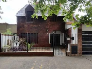CHALET DE 5 AMBIENTES EN ZONA RESIDENCIAL
