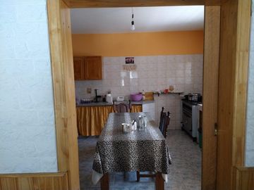 Ideal Inversor o Varias familias: Casa + 3 Departamentos + Local Comercial + Garaje. Ubicado en González Catan.