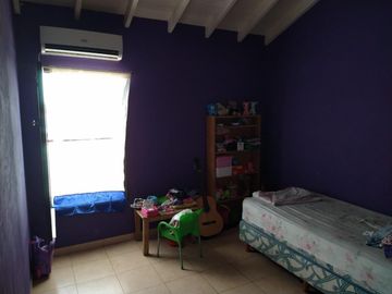 Ideal Inversor o Varias familias: Casa + 3 Departamentos + Local Comercial + Garaje. Ubicado en González Catan.