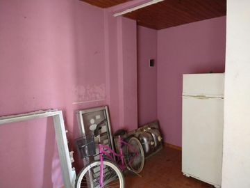 Ideal Inversor o Varias familias: Casa + 3 Departamentos + Local Comercial + Garaje. Ubicado en González Catan.