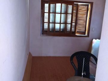 Ideal Inversor o Varias familias: Casa + 3 Departamentos + Local Comercial + Garaje. Ubicado en González Catan.