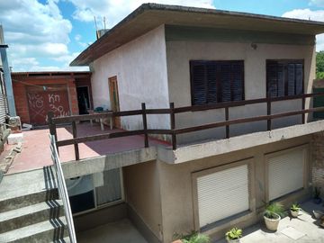 Ideal Inversor o Varias familias: Casa + 3 Departamentos + Local Comercial + Garaje. Ubicado en González Catan.