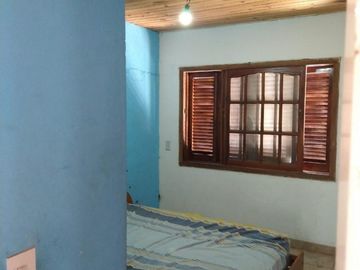 Ideal Inversor o Varias familias: Casa + 3 Departamentos + Local Comercial + Garaje. Ubicado en González Catan.