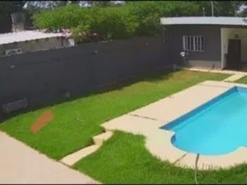 VENTA - CASA 4 AMBIENTES CON PILETA,JARDIN Y COCHERA  ITUZAINGO