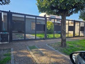 VENTA - CASA 4 AMBIENTES CON PILETA,JARDIN Y COCHERA  ITUZAINGO