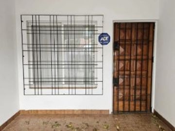 VENTA - CASA 4 AMBIENTES CON PILETA,JARDIN Y COCHERA  ITUZAINGO