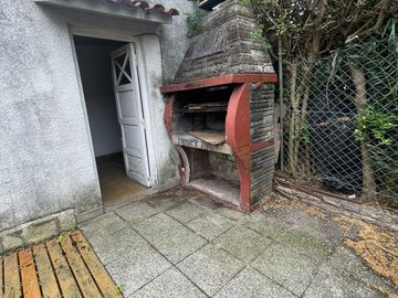 Casa con jardín y cochera - Oportunidad para modernizar