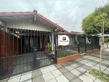 Casa con jardín y cochera - Oportunidad para modernizar