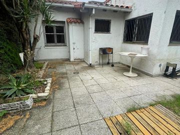 Casa con jardín y cochera - Oportunidad para modernizar