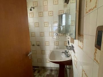 Casa con jardín y cochera - Oportunidad para modernizar