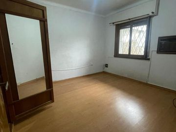 Casa con jardín y cochera - Oportunidad para modernizar