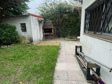 Casa con jardín y cochera - Oportunidad para modernizar