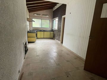 Casa con jardín y cochera - Oportunidad para modernizar
