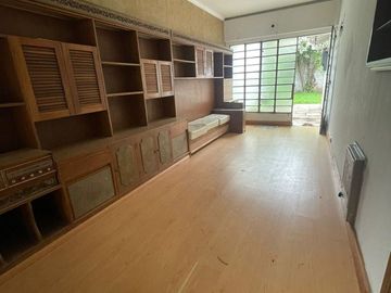 Casa con jardín y cochera - Oportunidad para modernizar