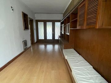Casa con jardín y cochera - Oportunidad para modernizar
