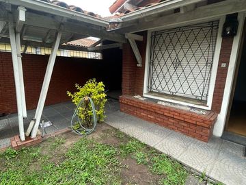 Casa con jardín y cochera - Oportunidad para modernizar