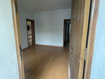 Casa con jardín y cochera - Oportunidad para modernizar