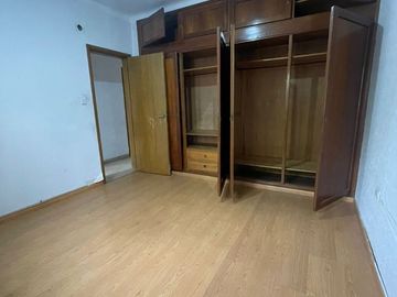 Casa con jardín y cochera - Oportunidad para modernizar