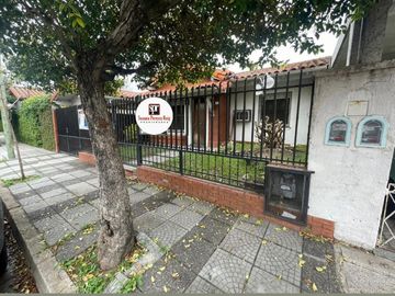 Casa con jardín y cochera - Oportunidad para modernizar