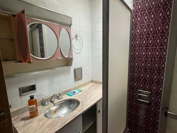 Casa con jardín y cochera - Oportunidad para modernizar